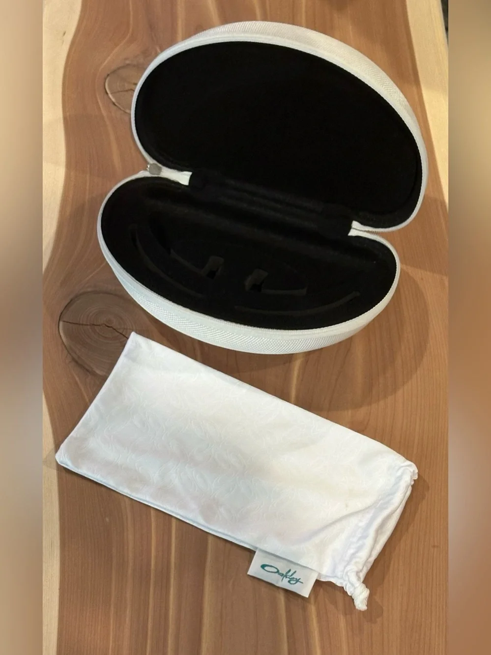 NWT Oakley White Soft Vault Textured Hard Sunglasses Case, Silver Oakley Logo
